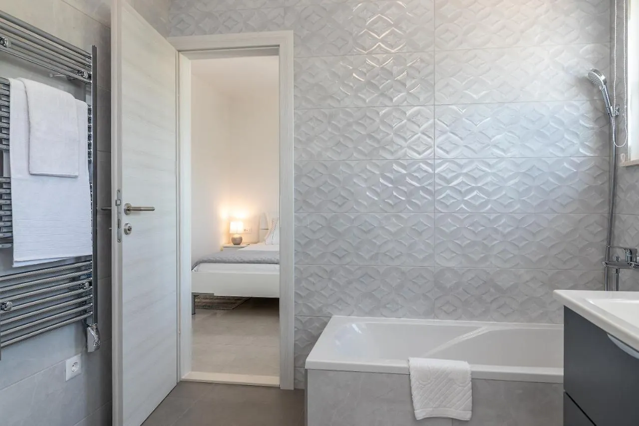 Adria Beach House - Lavendar Slatine Apartment